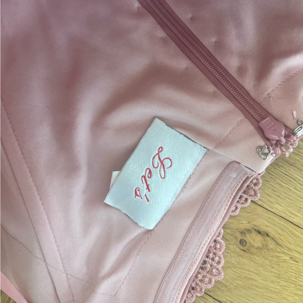 Pink embroidered gown - Picture 7 of 9